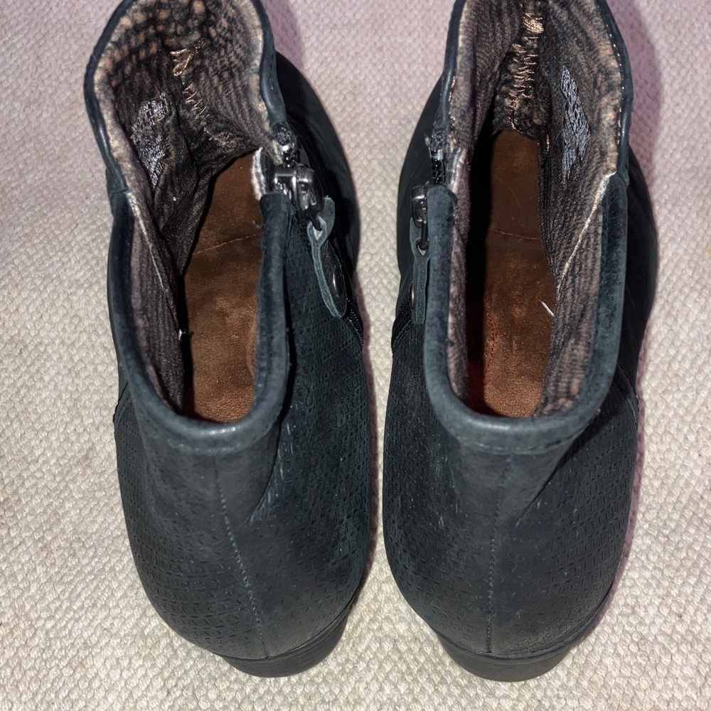 Rockport 7 1/2 wm’s Black leather Booties with side zip and leather footbed - Picture 2 of 16